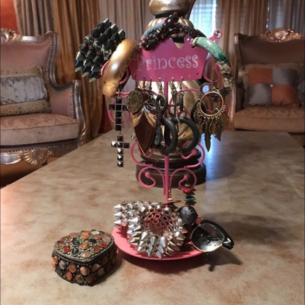 Jewelry with jewelry holder