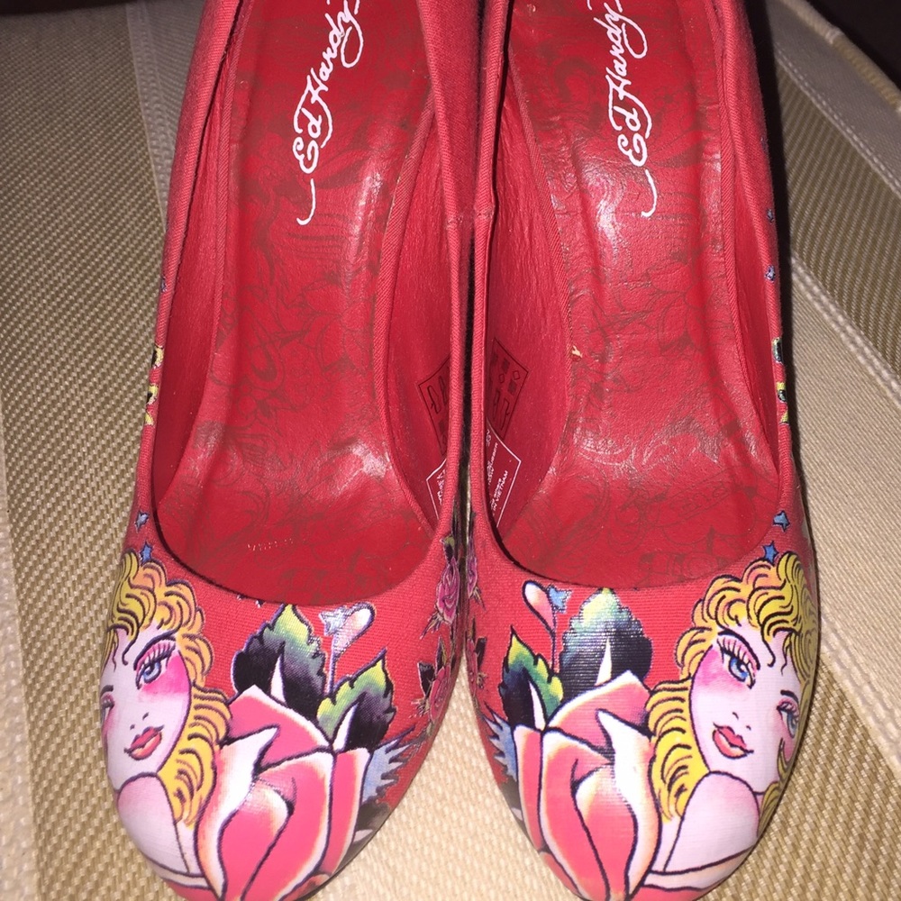Red high heels with blonde girl and flowers
Hardy
