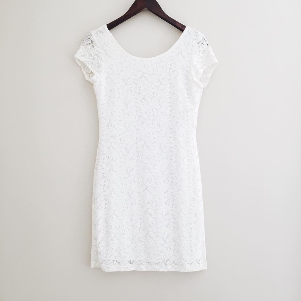 White lace scoop neck cap sleeve lined dress