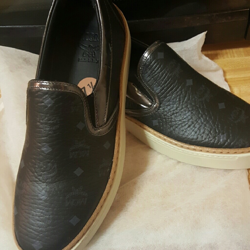 AUNTHENTIC WOMAN MCM SLIDE ON'S