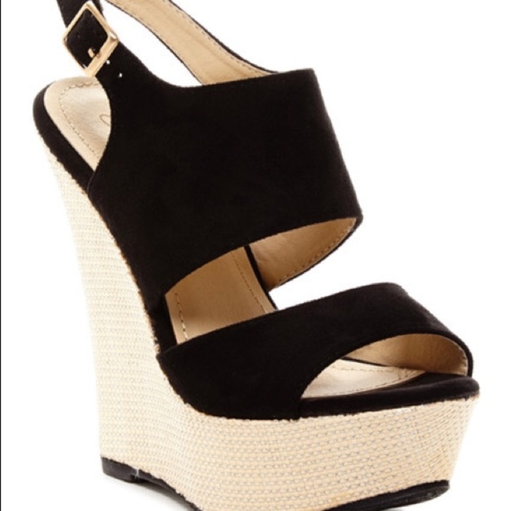 Black sandal with a textured wedge