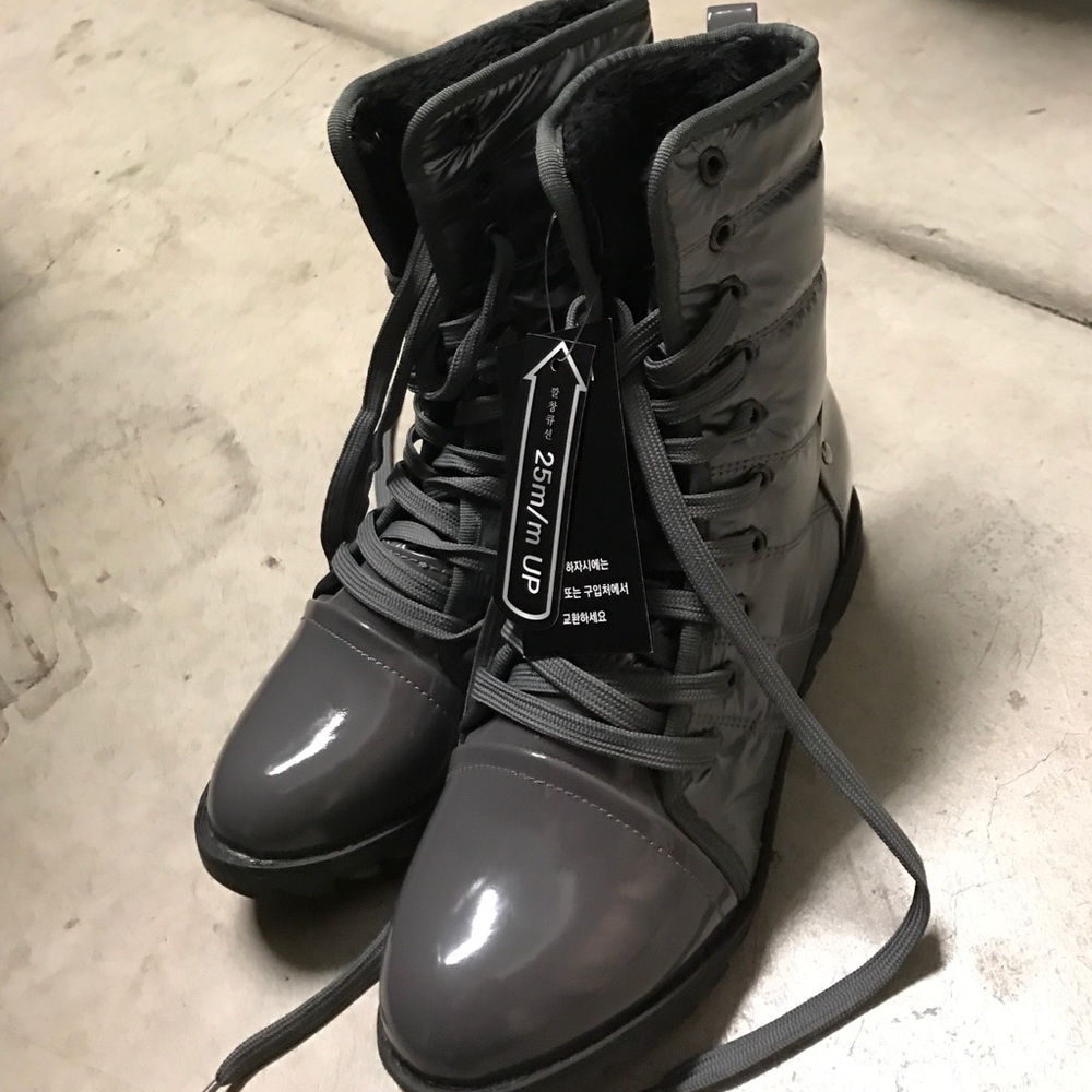 Gray snowboots