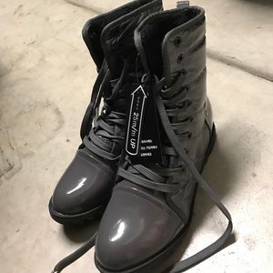 Gray snowboots
