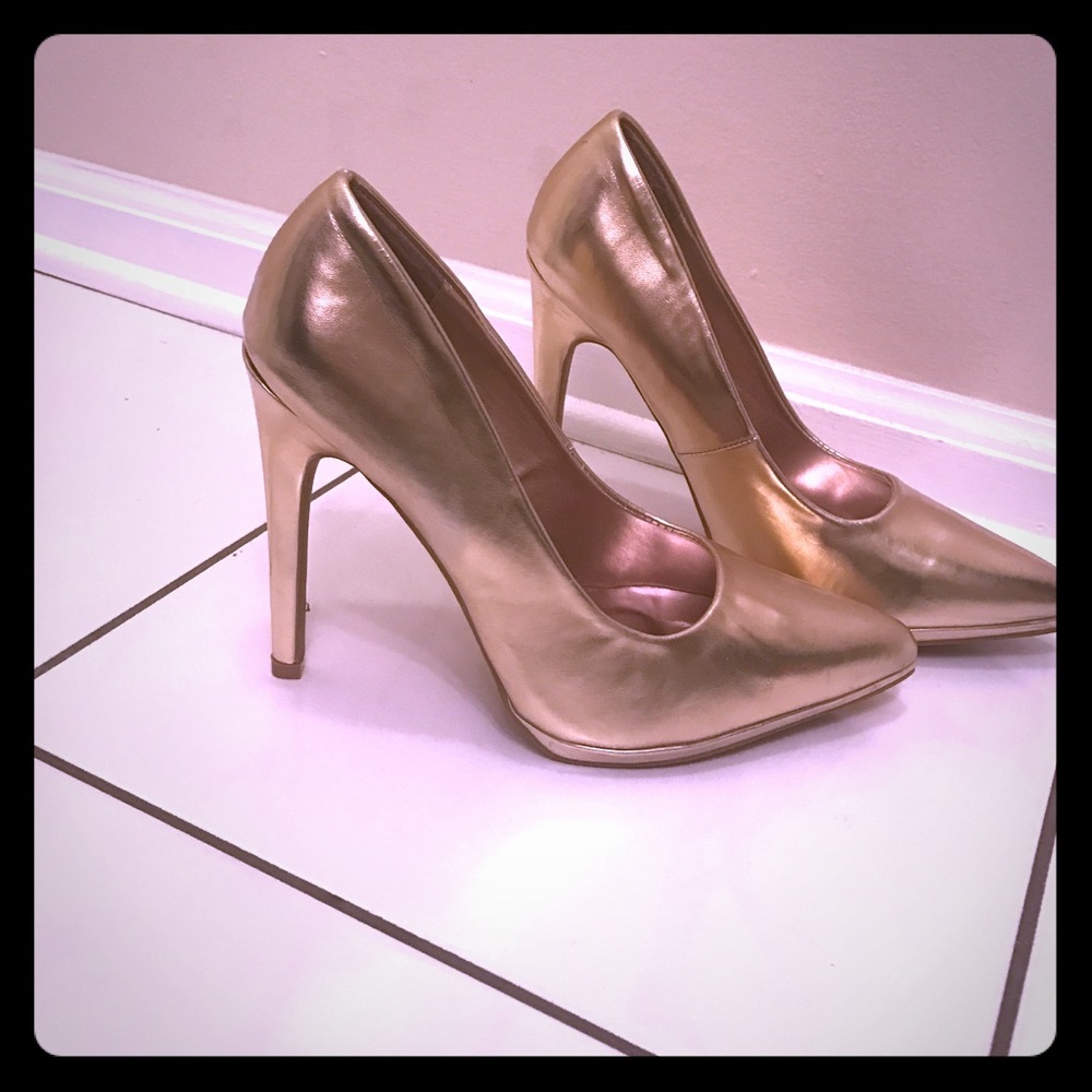 Gold pumps