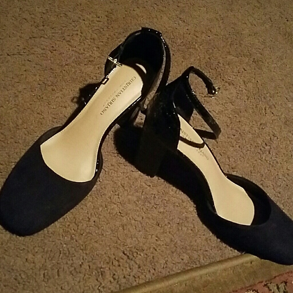 Black pumps