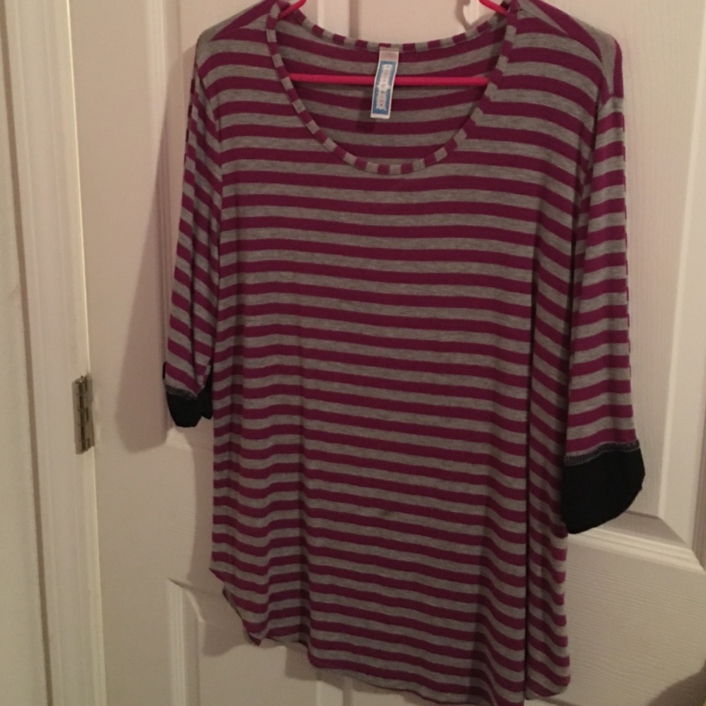 Shirt 3/4 sleeve, like new.