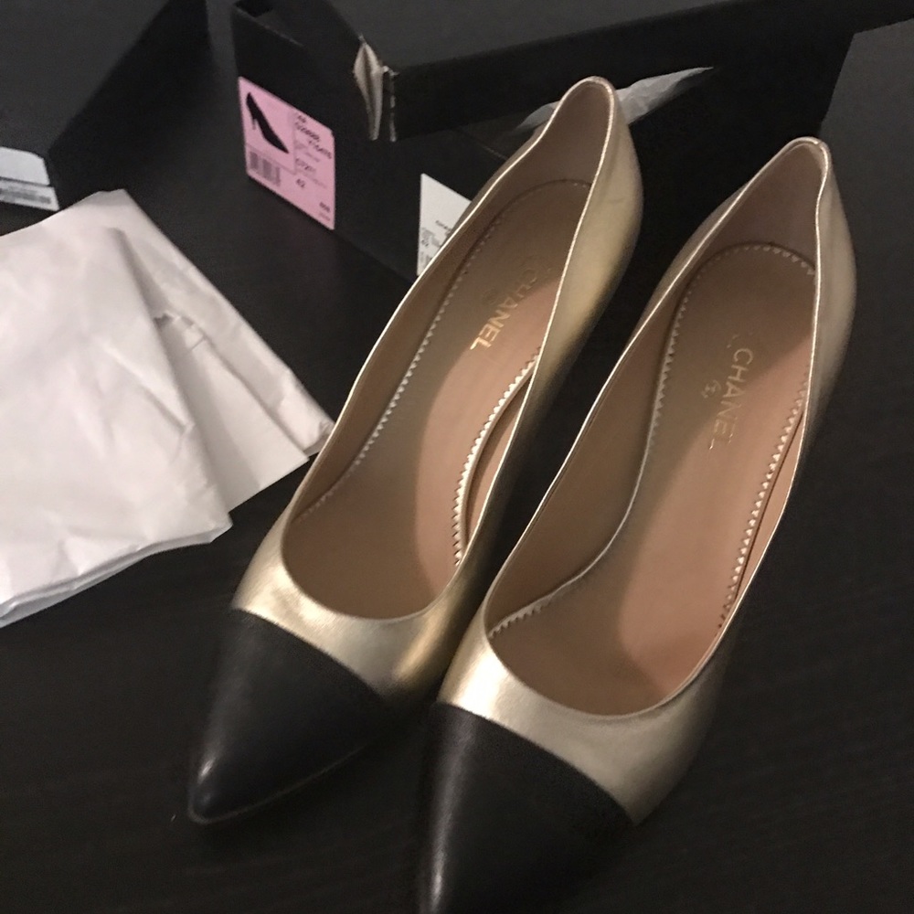 🌺SOLD🌺Chanel lambskin metallic cap toe pumps