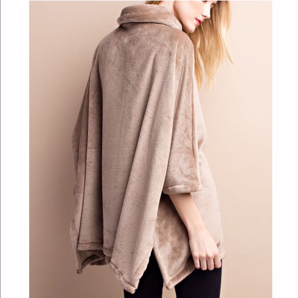🆕STASSIE oversized fleece poncho top - MOCHA - Picture 2 of 3