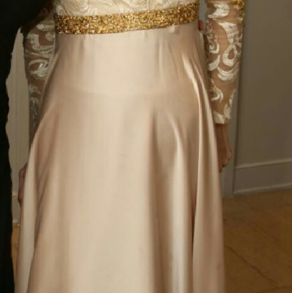 Elegant gown - Picture 2 of 3