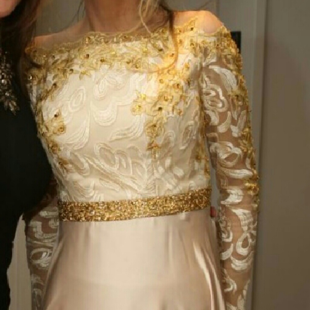 Elegant gown - Picture 3 of 3