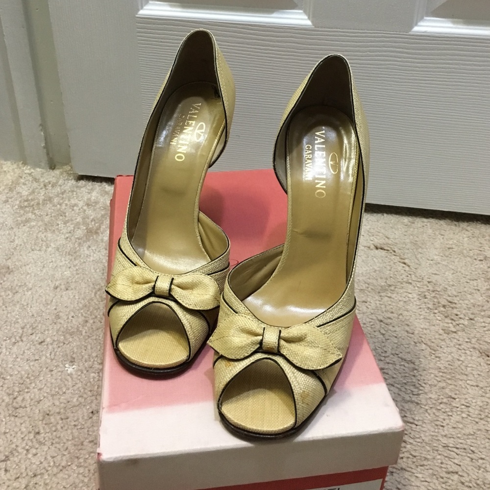💥💥MOVING SALE💥💥Valentino Raf peep toe