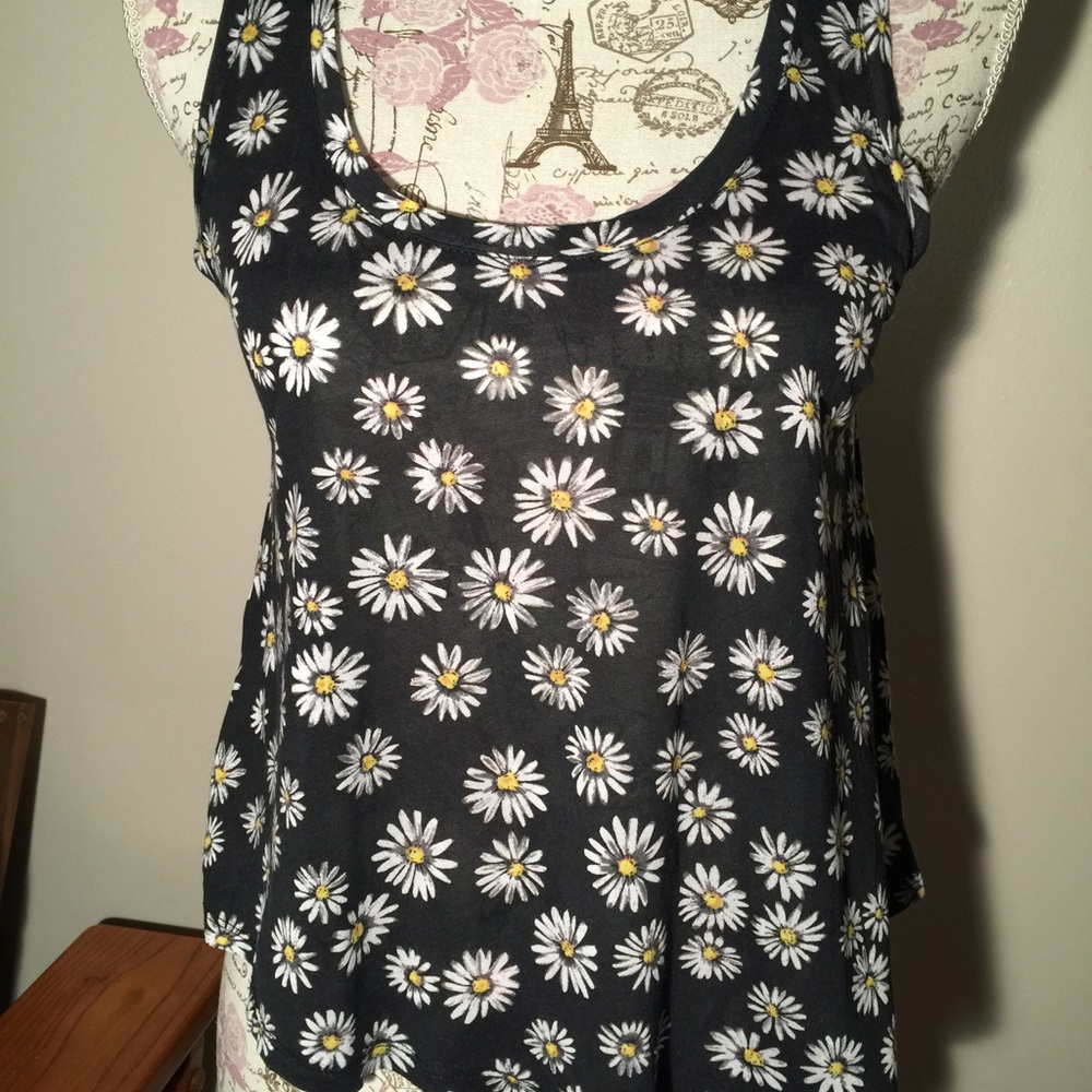 Eyelash black and daisy tank