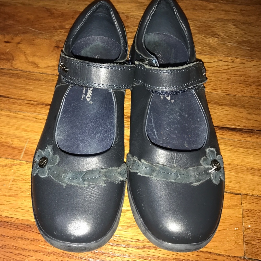 Girls dress/uniform shoes