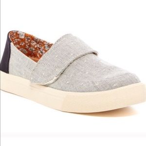 Brand new Toms!!