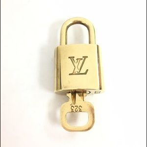 🎉HP🎉 Authentic Preowned LV Lock and One Key