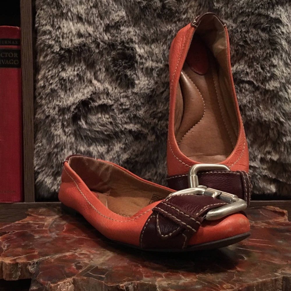 ✨SALE✨ Orange Fossil Flats with Brown Buckle