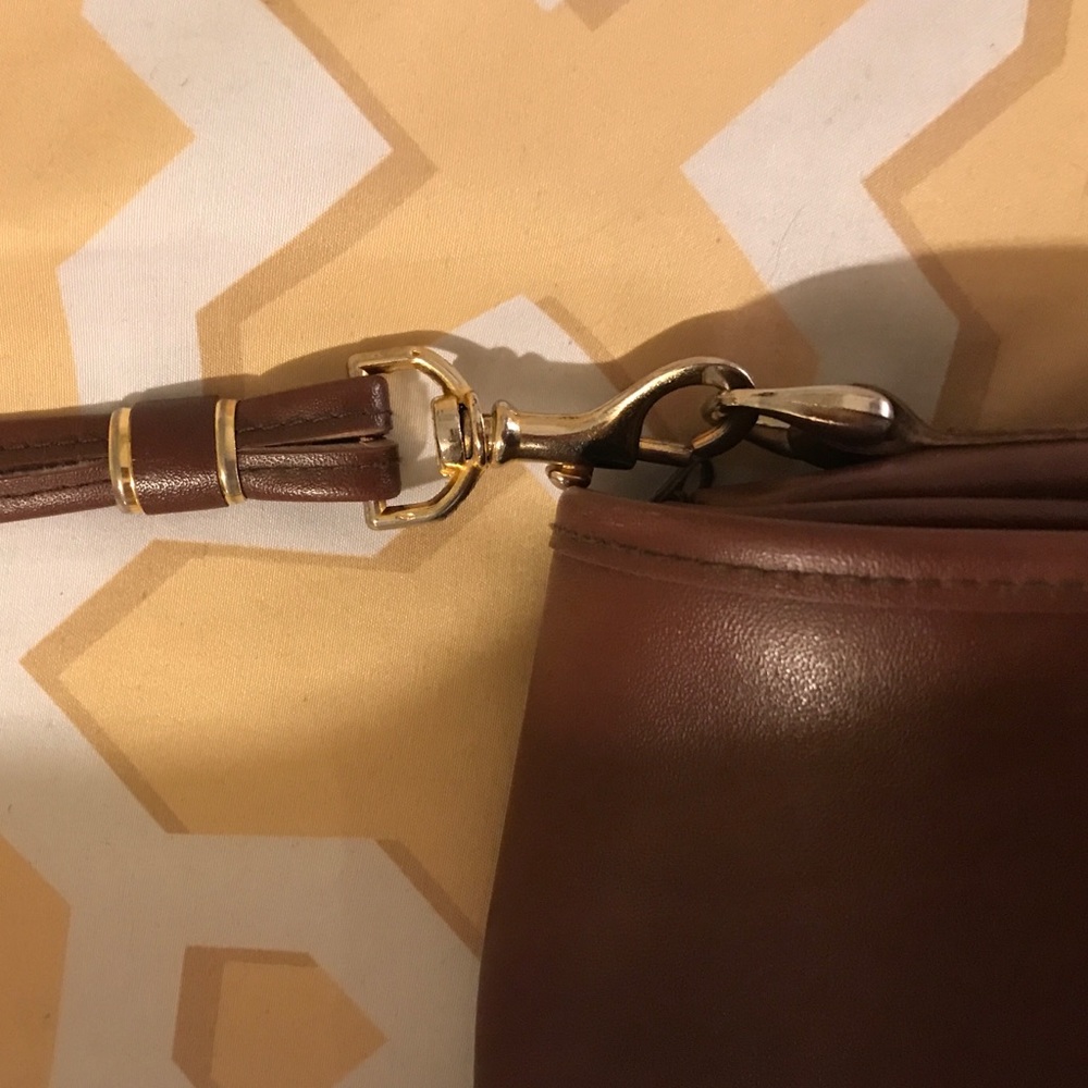 Gorgeous faux leather cross body bag. - Picture 3 of 4