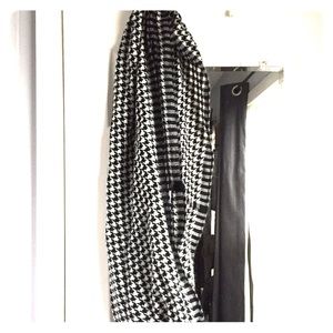 Beautiful Hounds Tooth Infinity Scarf