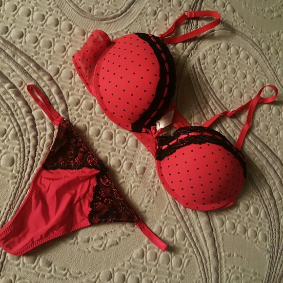 Red Bra - Picture 2 of 3