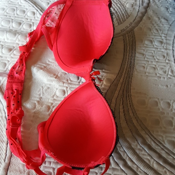 Red Bra - Picture 3 of 3