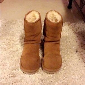 Size 9 Kookabara by Ugg boots.