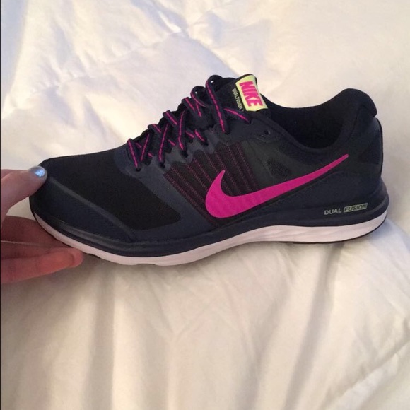 Nike Shoes - Nike Dual Fusion Sneakers