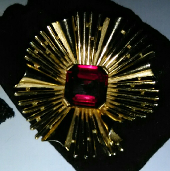 Trifari crown star burst brooch - Picture 2 of 4