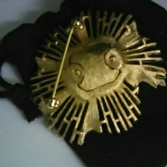 Trifari crown star burst brooch - Picture 4 of 4