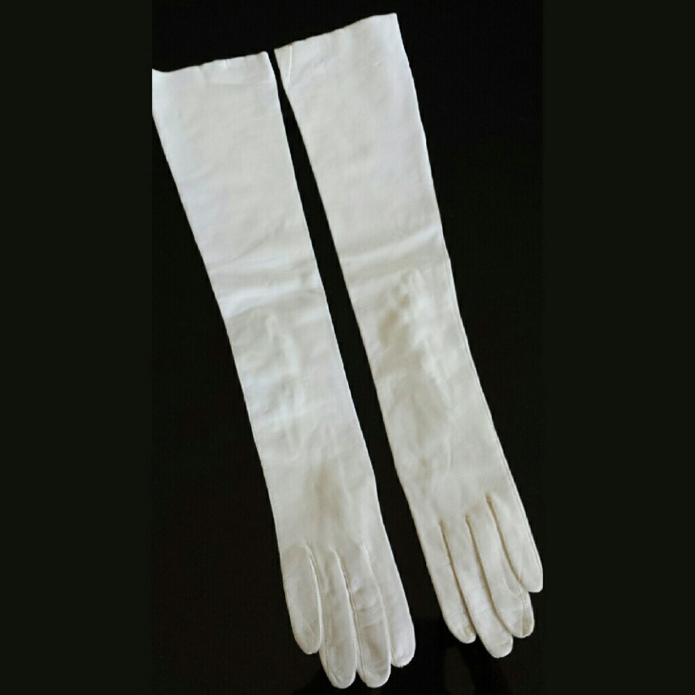 FASHION COLLECTIBLE - 60s Vintage Kid Gloves with Pearl Buttons