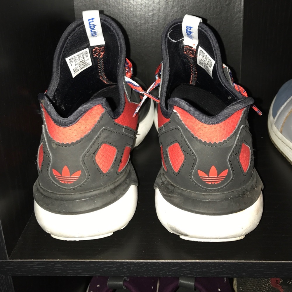 Very good condition. 9/10. Extra laces in box.