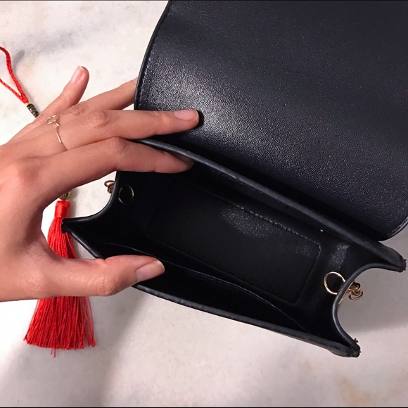 🎉HP 🎉Black mini messenger bag W/ gold chain - Picture 5 of 5