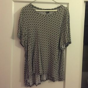 Patterned short sleeve shirt.
