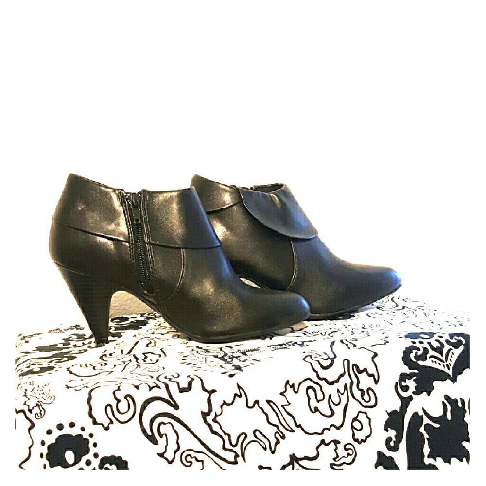Black booties with cute detail 5.5