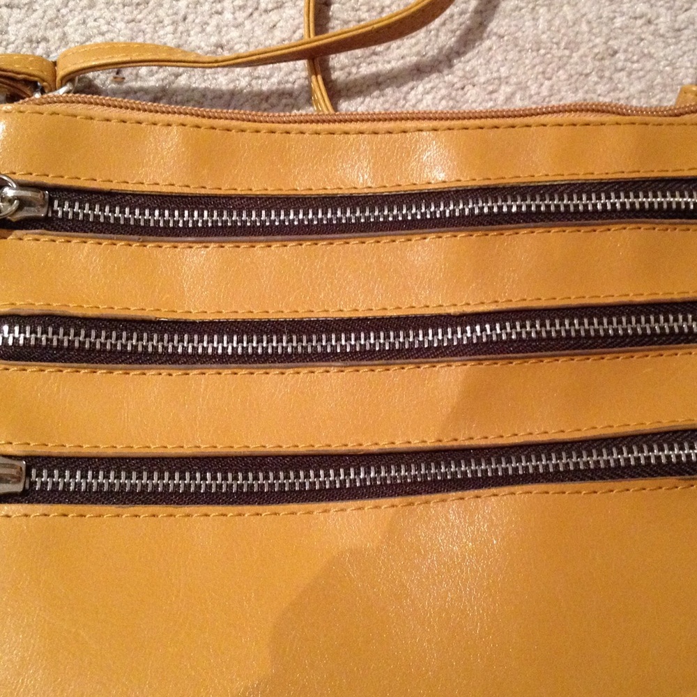 Purse with crossover strap - Picture 3 of 3