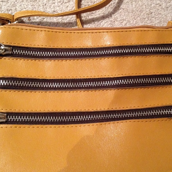 Purse with crossover strap - Picture 3 of 3