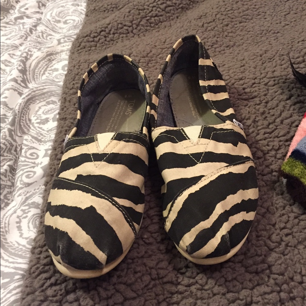 Women's size 8 TOMS