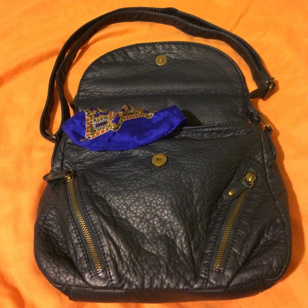 Blue shoulder bag ( G. H.Bass&Co )