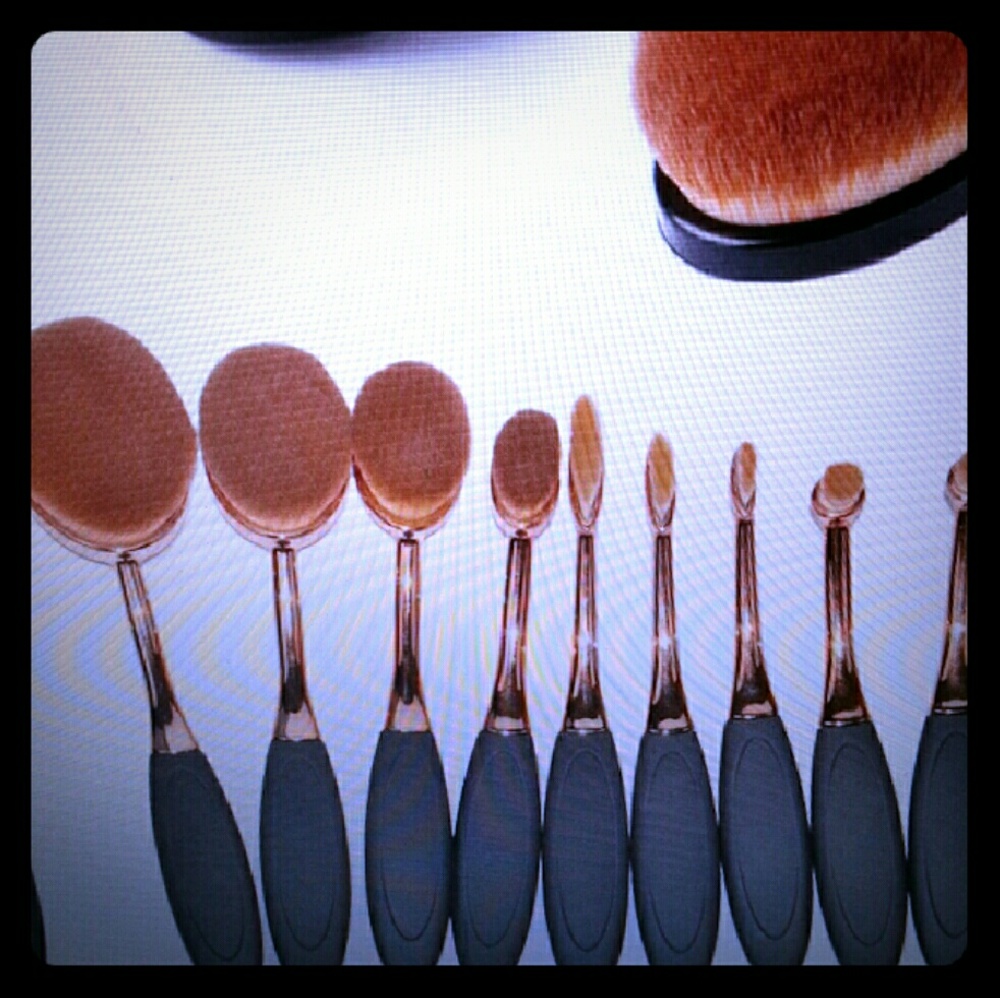 Oval toothbrush Make up brushes 9 open to offers!