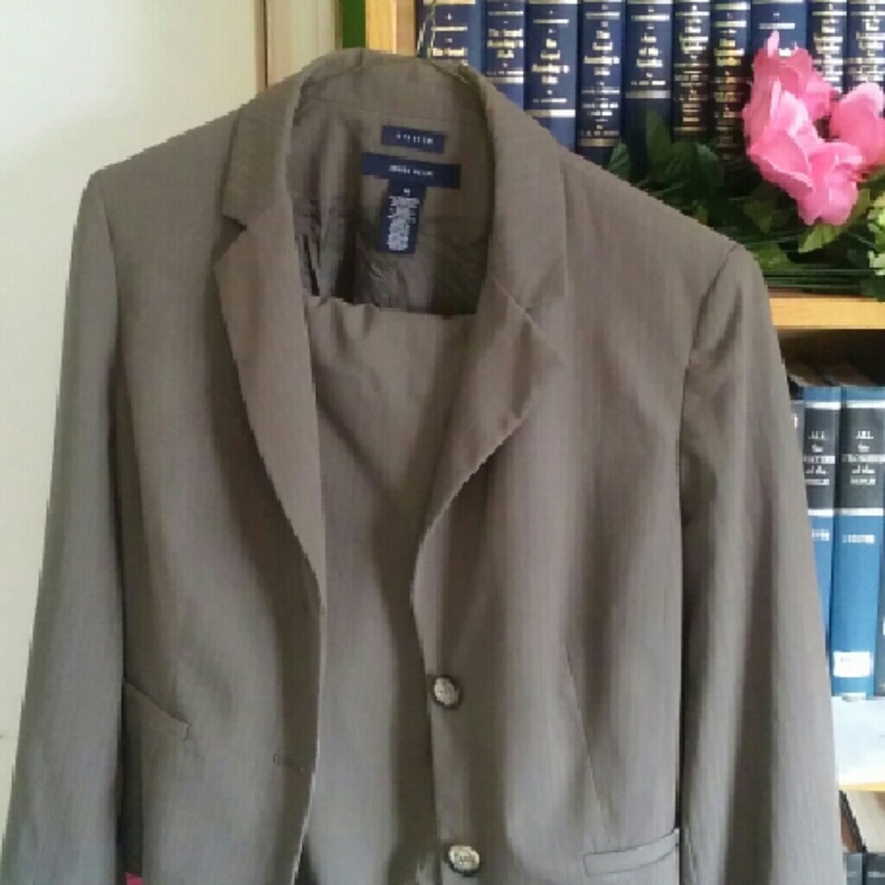 Jones Wear 2 piece women's suit