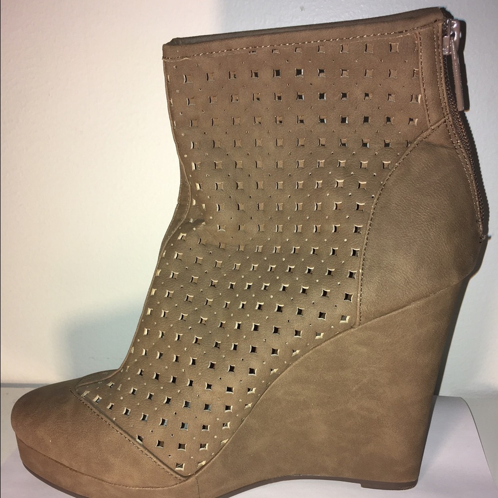 Cream Wedges