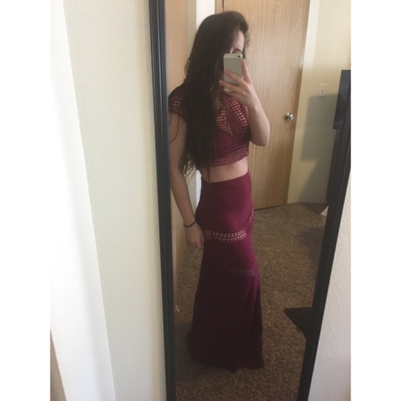 ❤SOLD❤ Sabo Skirt prom dress in maroon - Picture 3 of 4