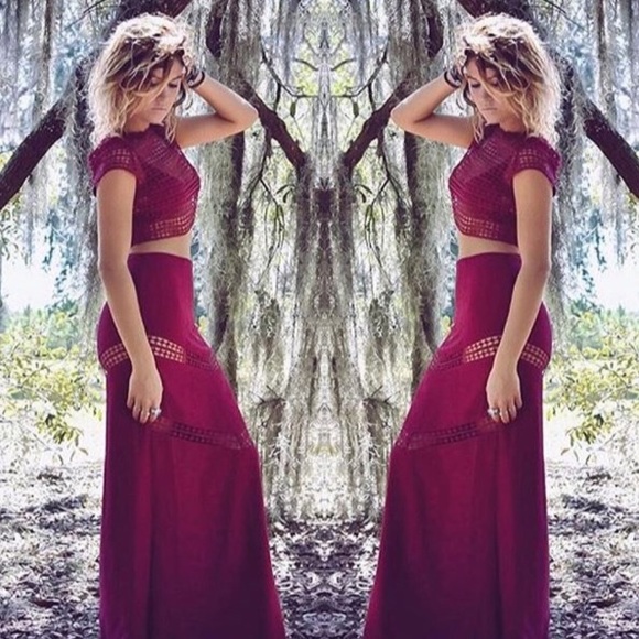 ❤SOLD❤ Sabo Skirt prom dress in maroon - Picture 4 of 4