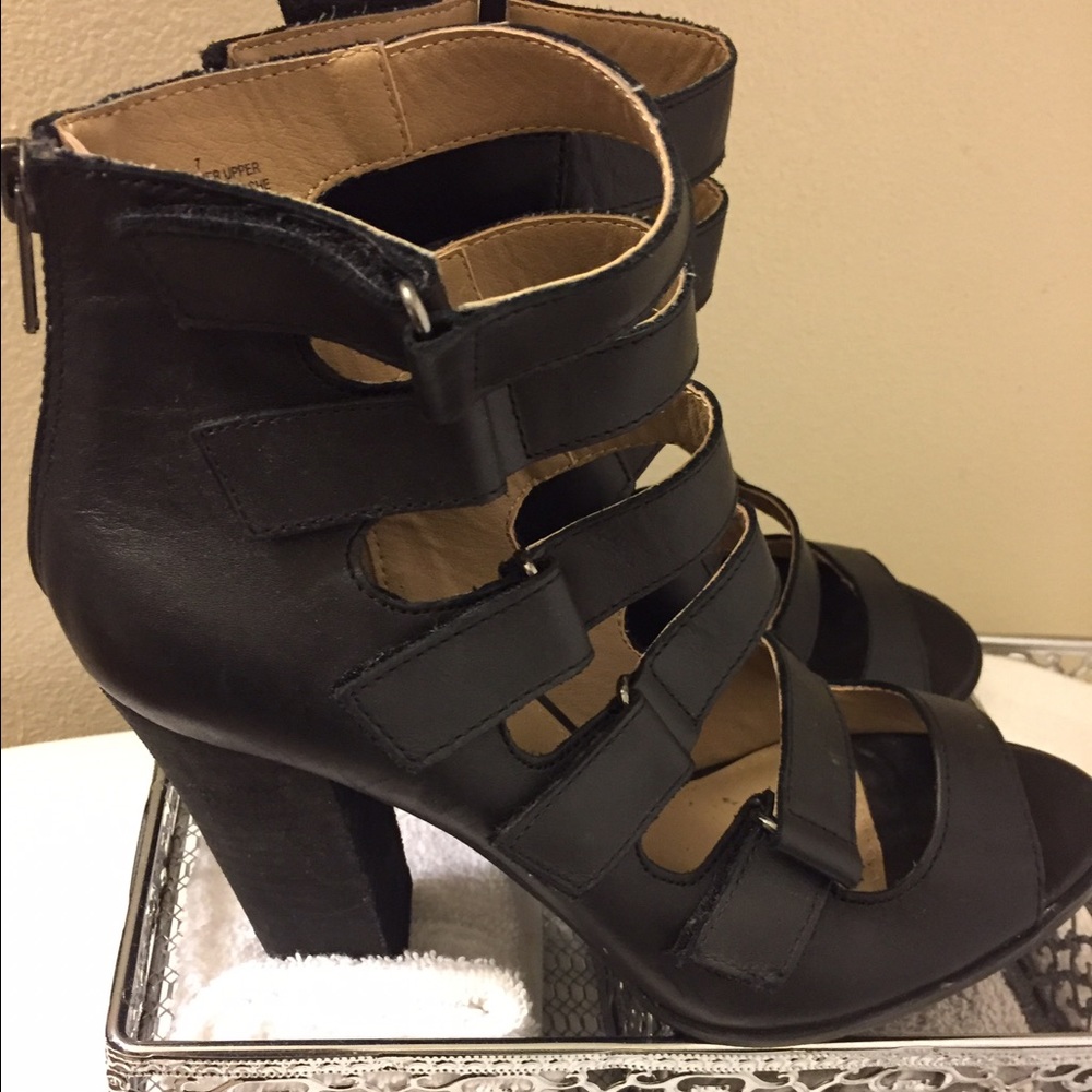 Black Express gladiator wedge size 7