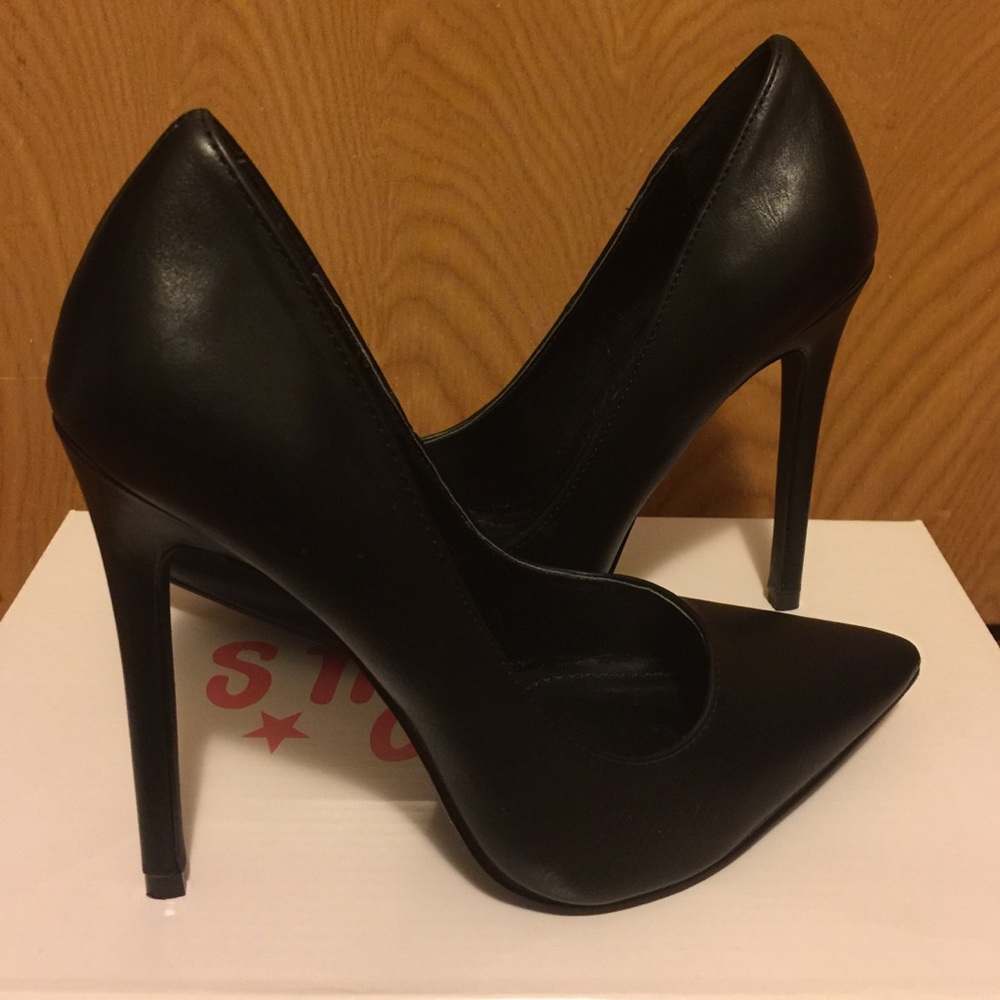 Lulus classic pointed toe heels