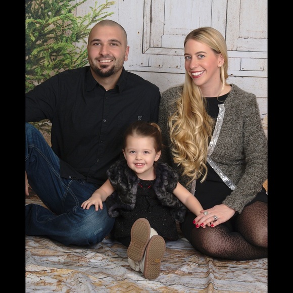 Meet your Posher, Nichole - Picture 2 of 3