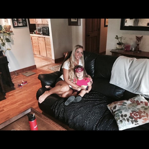 Meet your Posher, Nichole - Picture 3 of 3