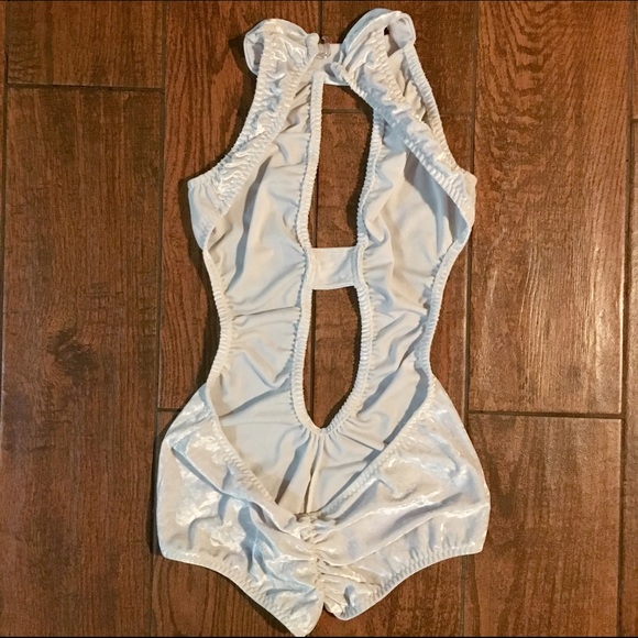 Iheartraves white crushed velvet cutout romper - Picture 4 of 4