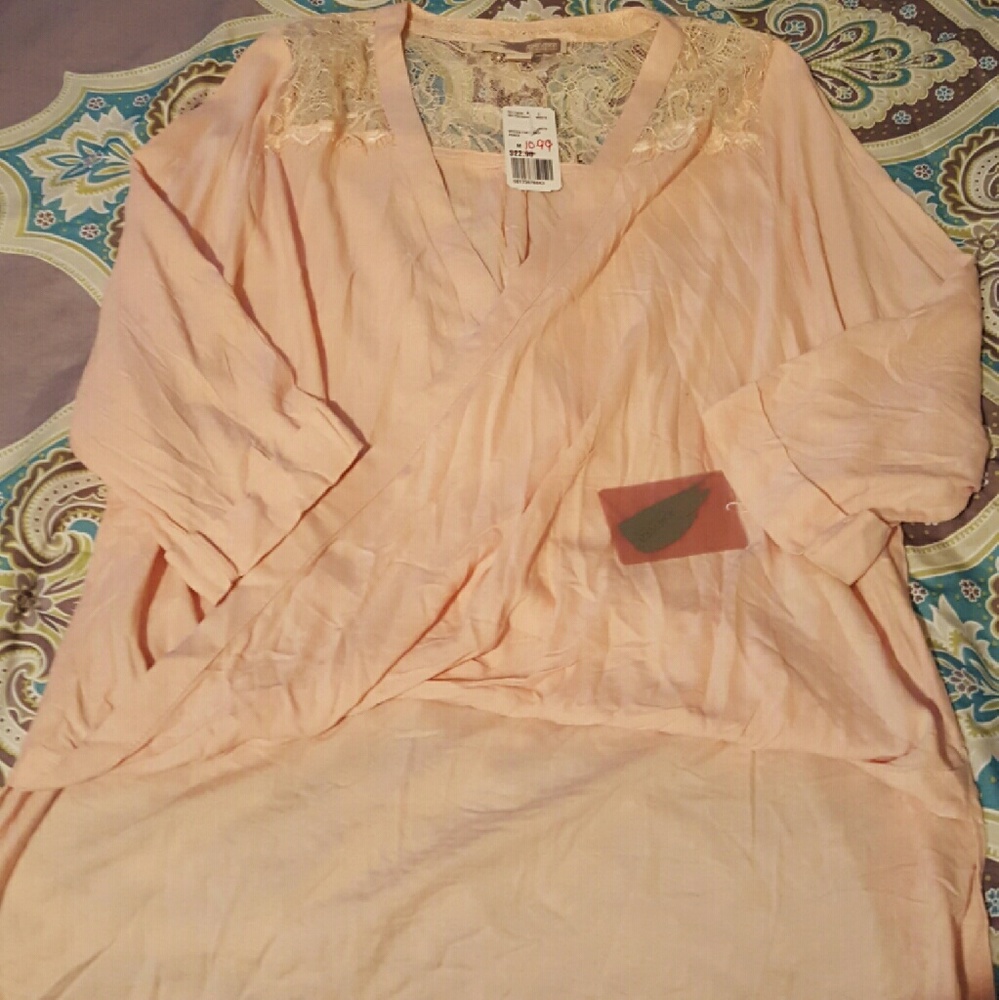 ❌SOLD❌ Beautiful brand new Forever 21 Blouse