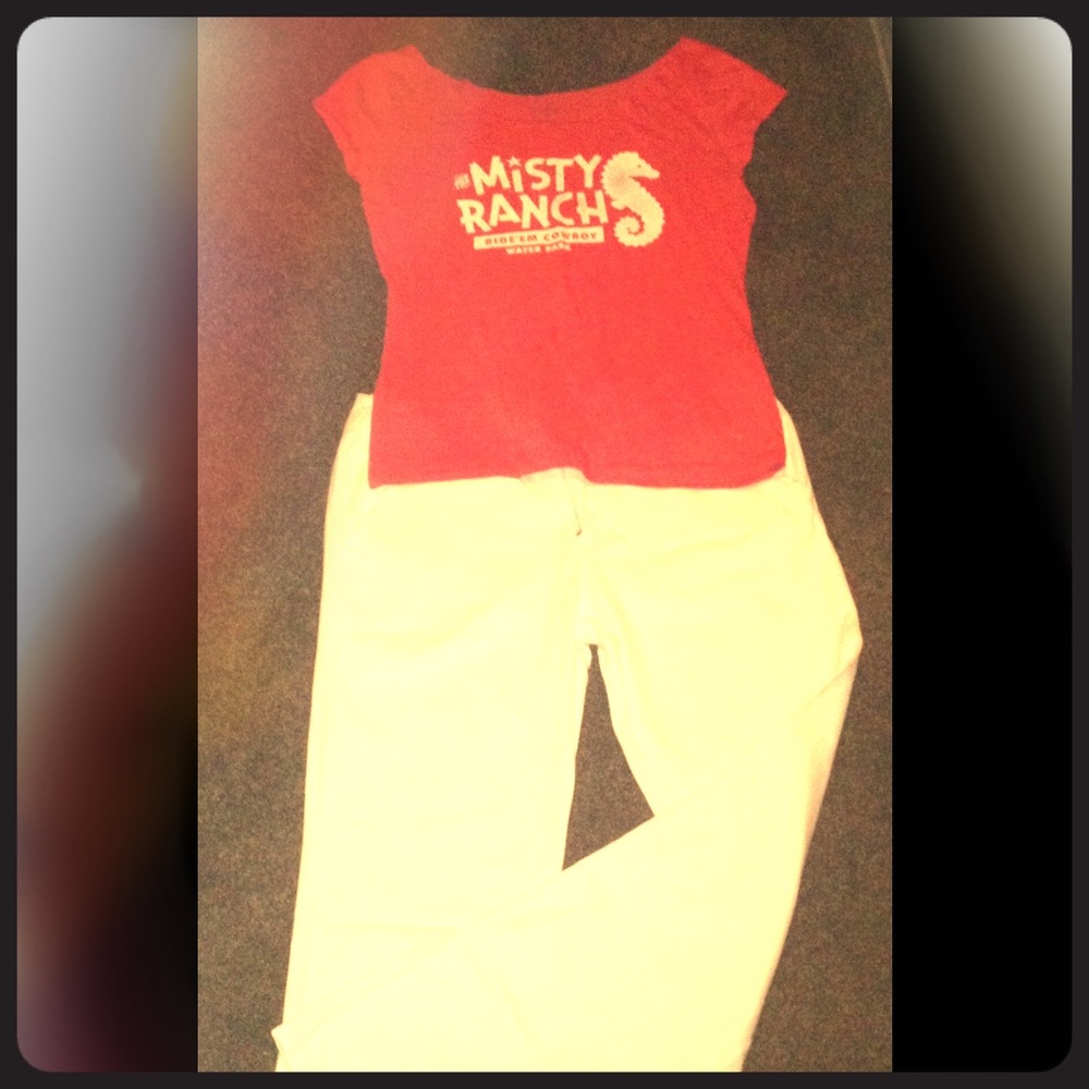American Eagle Top & White Jeans