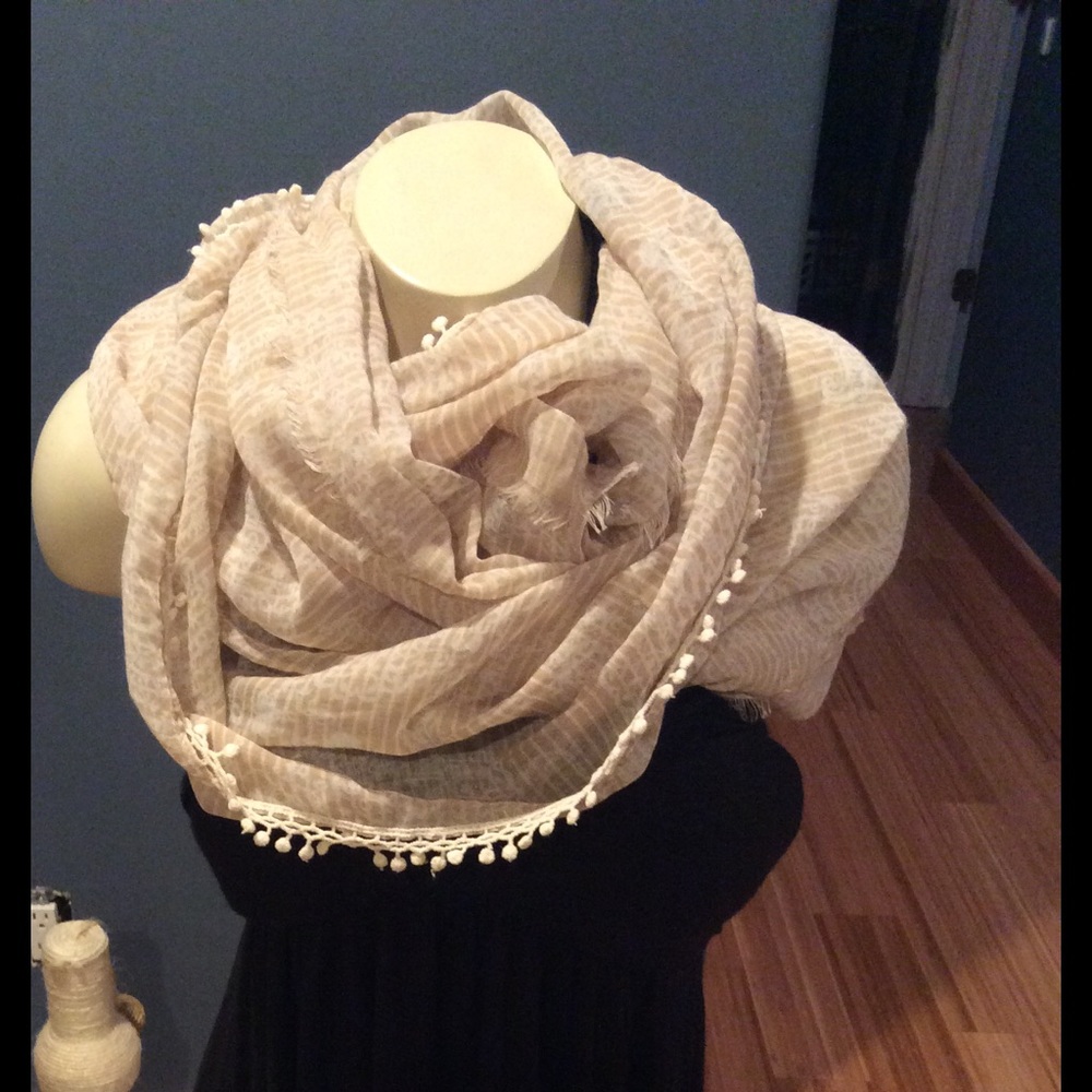 🚫❗️❌sold Tan infinity scarf